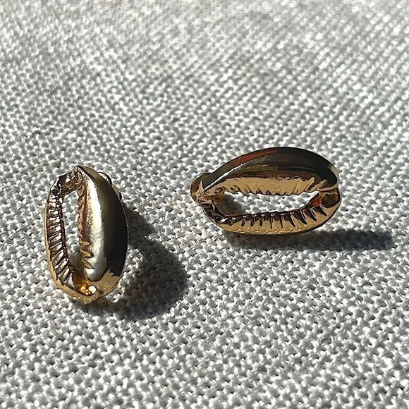 🌊 GOLD TONE COWRIE SHELL STUD EARRINGS 🌊 - Picture 1 of 6